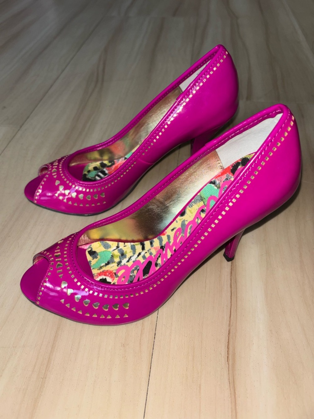 Betsey Johnson Hot Pink Peep-Toe Heels w Gold Heart Accents - Women’s 7.5US